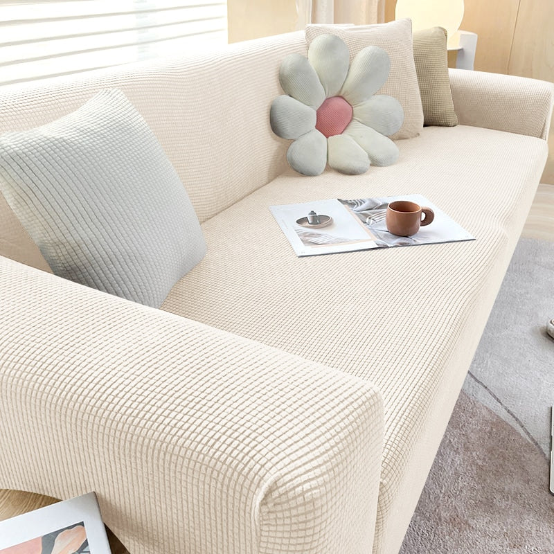 Beige Sofa mit Kissen, Blumenform, Wohnzimmer, modernes Design, gemütlich, skandinavischer Stil.