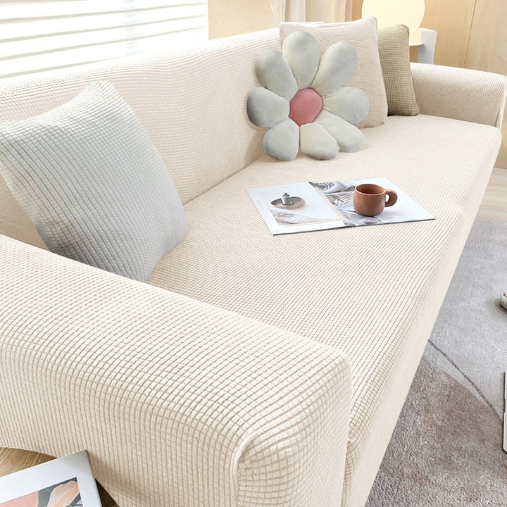 Beige Sofa mit Kissen, Blumenform, Wohnzimmer, modernes Design, gemütlich, skandinavischer Stil.