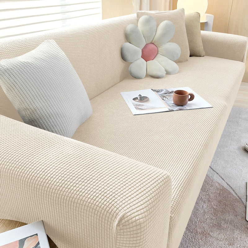 Beige Sofa mit Kissen, Blumenform, Wohnzimmer, modernes Design, gemütlich, skandinavisch.