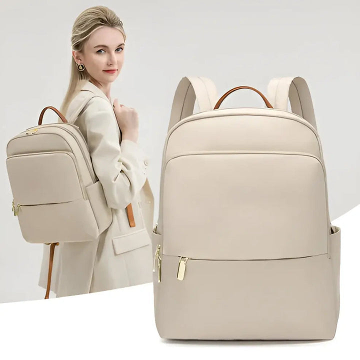 Beiger Rucksack aus Leder, elegant, mit goldenen Reißverschlüssen, ideal für Damenmode.