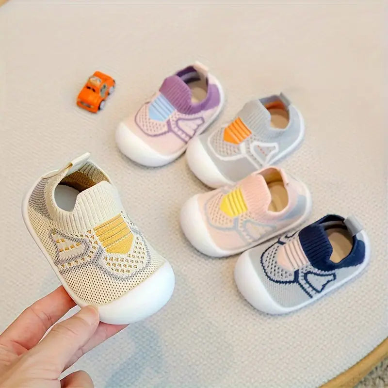 Bequeme, atmungsaktive Babyschuhe in verschiedenen Farben, mit rutschfester flexibler Sohle für kleine Entdecker.
