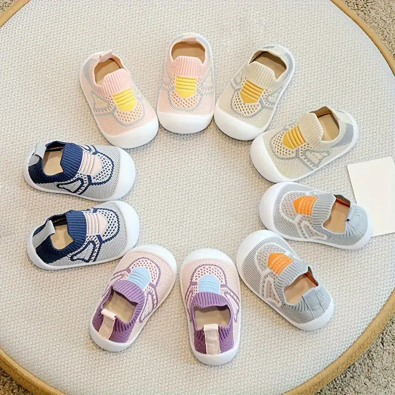 Bequeme, atmungsaktive Babyschuhe in verschiedenen Farben, mit rutschfester flexibler Sohle für kleine Entdecker.