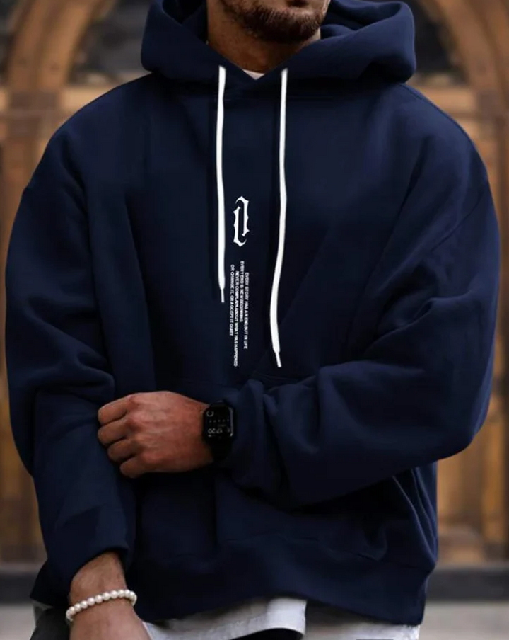 Bequemer Herren-Hoodie aus weichem, nachhaltigem Material in modernem Design mit stilvollen Details, ideal für den Alltag.