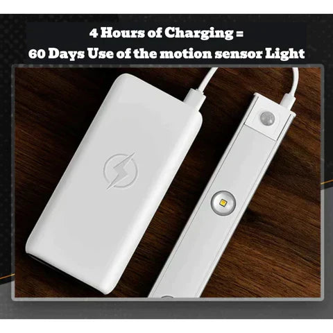 Weiße Powerbank und Bewegungssensor-Licht auf Holztisch, 4 Stunden Laden, 60 Tage Nutzung.