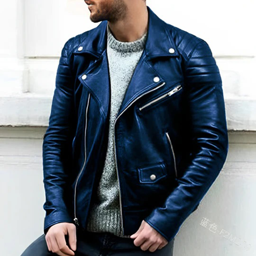 Mann trägt blaue Lederjacke, Biker-Stil, mit Reißverschlüssen, über grauem Pullover.
