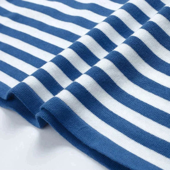 Blau-weiß gestreifter Baumwollstoff, weiches Material, ideal für Bekleidung und Heimtextilien.
