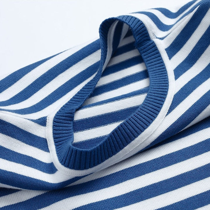 Blau-weiß gestreiftes Baumwollshirt, Rundhalsausschnitt, modisch, bequem, Freizeitkleidung.