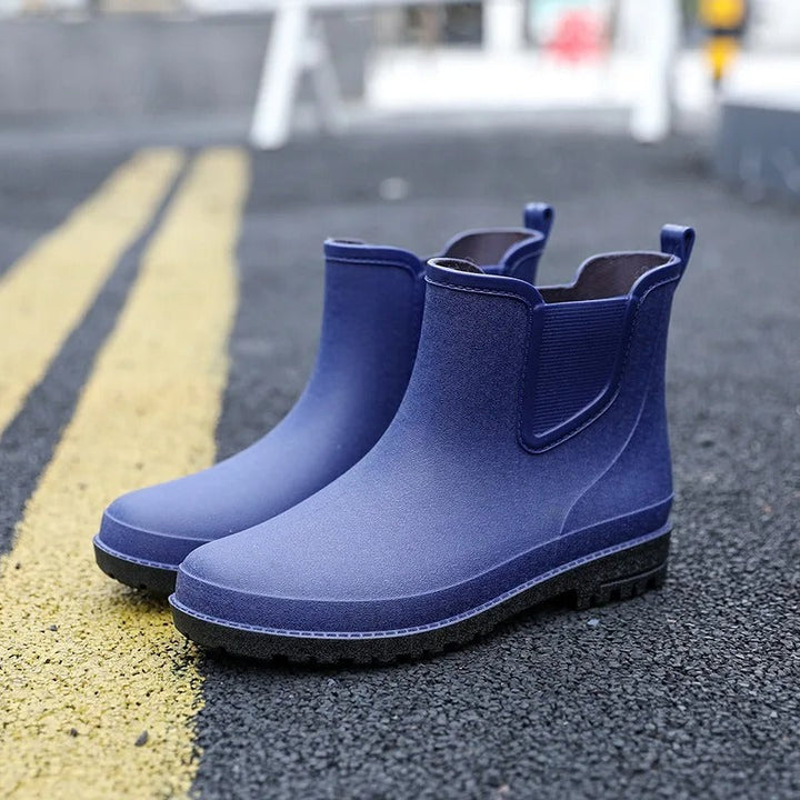 Blaue Gummistiefel für Damen, wasserdicht, rutschfest, ideal für Regenwetter.