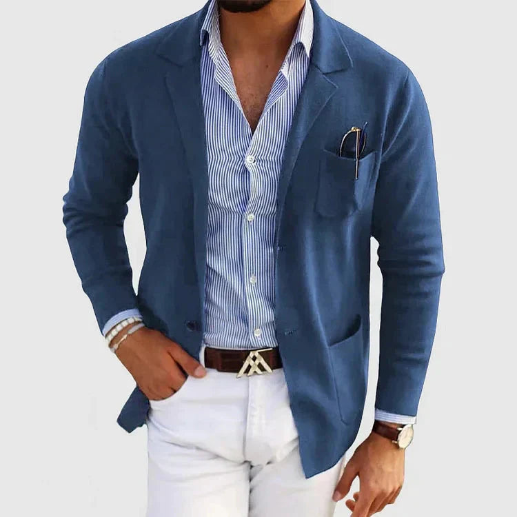 Stilvoller Herrenblazer in Blau mit Reverskragen und Knopfdetails, ideal für Business-Casual.