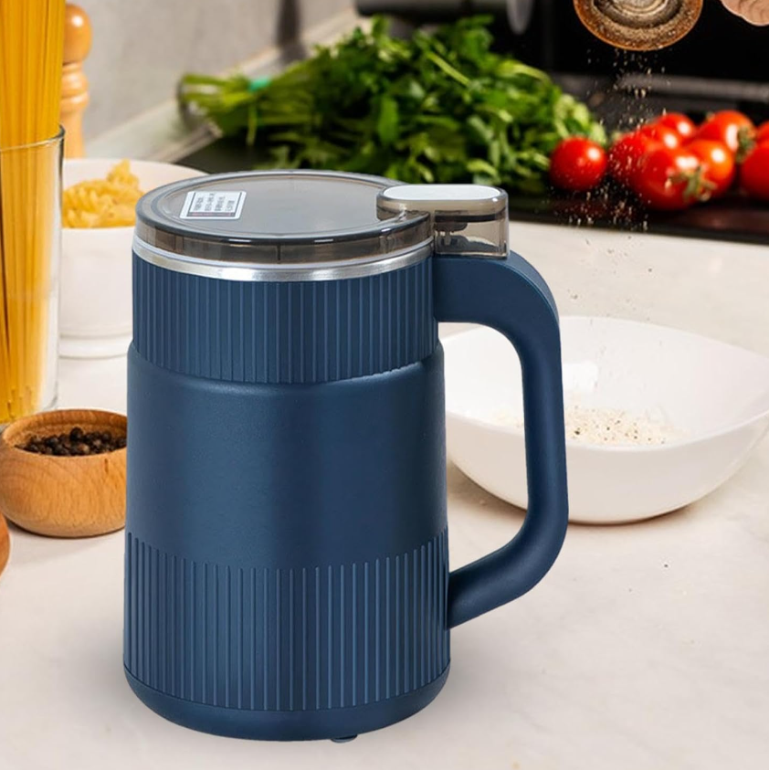 Blauer elektrischer Wasserkocher, isoliert, auf Küchenarbeitsplatte, modernes Design, 1,5 Liter.
