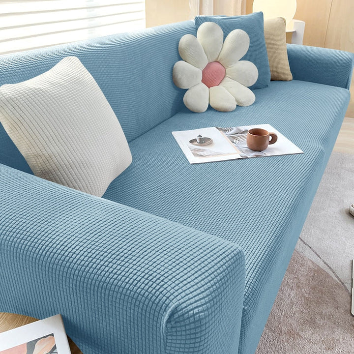 Blaue Sofahusse aus Baumwolle, geripptes Design, mit Kissen und Zeitschrift, modernes Wohnzimmer.