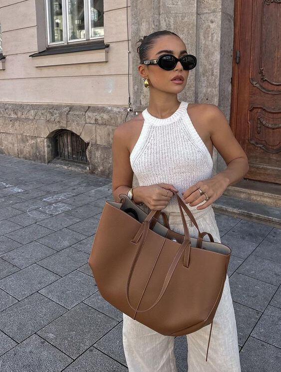 "Braune Leder Tote Bag auf Marmortisch, stilvolle Damenhandtasche, geräumig und vintage, ideal für Büro und Shopping."