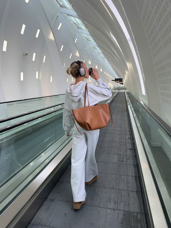 "Braune Leder Tote Bag auf Marmortisch, stilvolle Damenhandtasche, geräumig und vintage, ideal für Büro und Shopping."