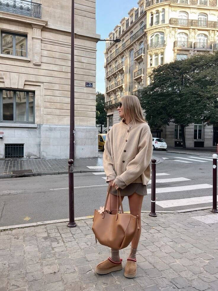 "Braune Leder Tote Bag auf Marmortisch, stilvolle Damenhandtasche, geräumig und vintage, ideal für Büro und Shopping."