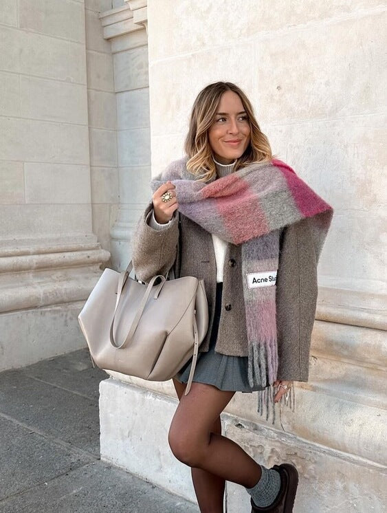 "Braune Leder Tote Bag auf Marmortisch, stilvolle Damenhandtasche, geräumig und vintage, ideal für Büro und Shopping."
