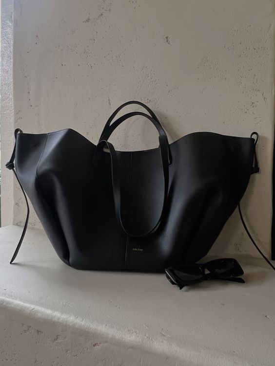 "Braune Leder Tote Bag auf Marmortisch, stilvolle Damenhandtasche, geräumig und vintage, ideal für Büro und Shopping."