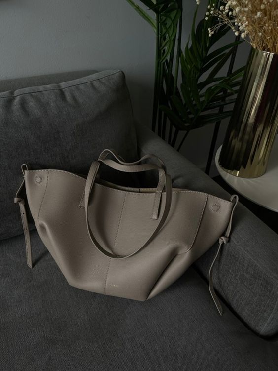 "Braune Leder Tote Bag auf Marmortisch, stilvolle Damenhandtasche, geräumig und vintage, ideal für Büro und Shopping."