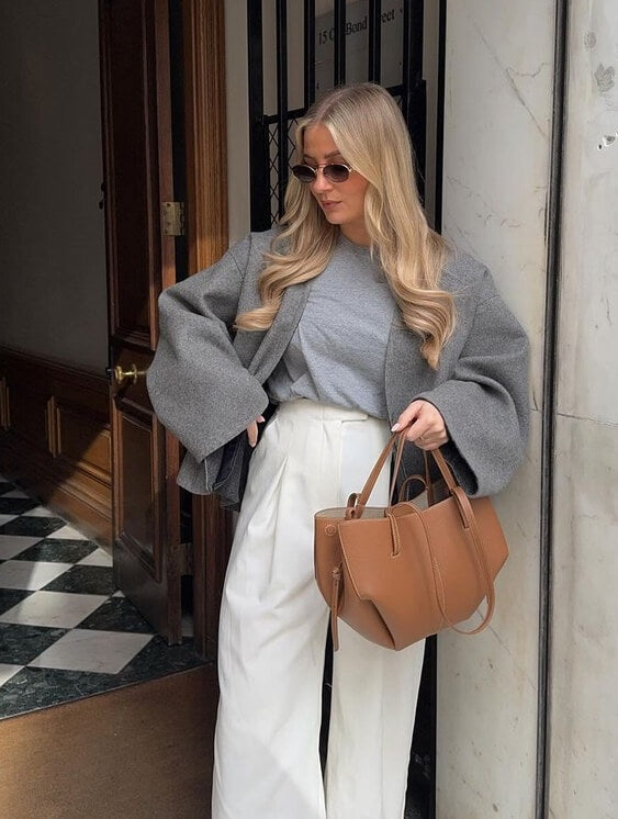 "Braune Leder Tote Bag auf Marmortisch, stilvolle Damenhandtasche, geräumig und vintage, ideal für Büro und Shopping."