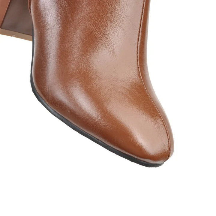 Braune Lederstiefelette mit Absatz, elegantes Design, Reißverschluss, hochwertige Damenmode.