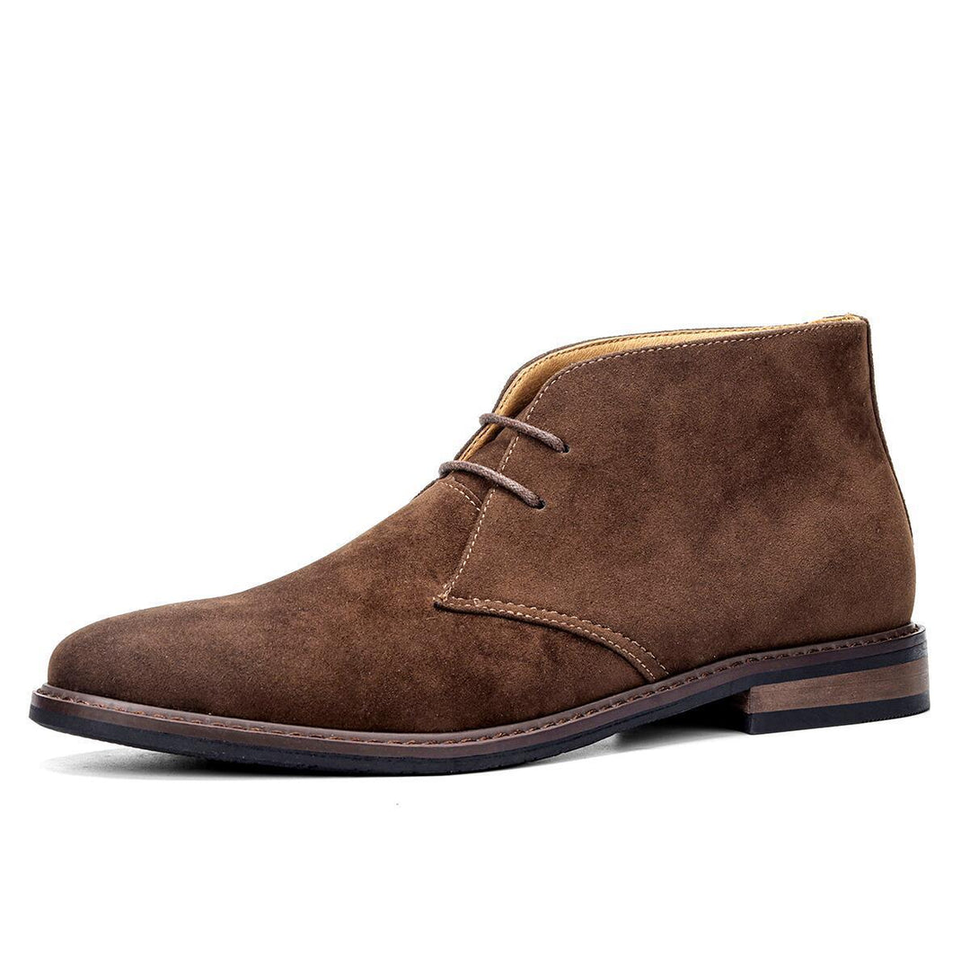 Brauner Wildleder Herrenstiefel, knöchelhoch, elegantes Design, ideal für Herbstmode.