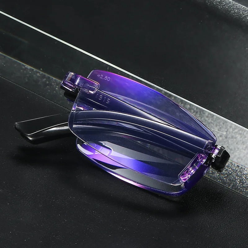 Lila Lesebrille mit rechteckigen Gläsern, Kunststoffrahmen, auf schwarzer Oberfläche.