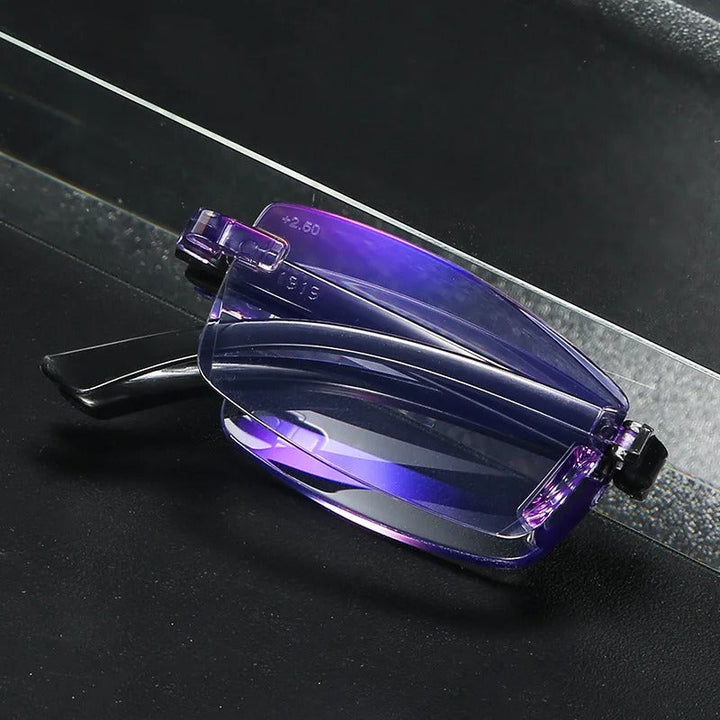 Lila Lesebrille mit rechteckigen Gläsern, Kunststoffrahmen, auf schwarzer Oberfläche.