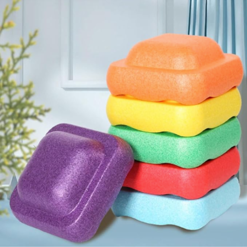 Bunte BalanceBlox spielerisch angeordnet, fördern Balance, Motorik & Kreativität, geeignet für drinnen und draußen.