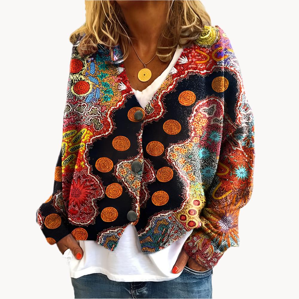 "Bunte Boho-Strickjacke Serena, lebhaftes Design, vielseitige Damenmode mit auffälligen Mustern für stilvolle Auftritte."