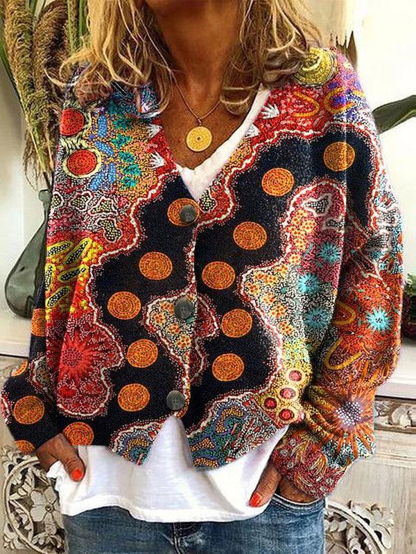 "Bunte Boho-Strickjacke Serena, lebhaftes Design, vielseitige Damenmode mit auffälligen Mustern für stilvolle Auftritte."