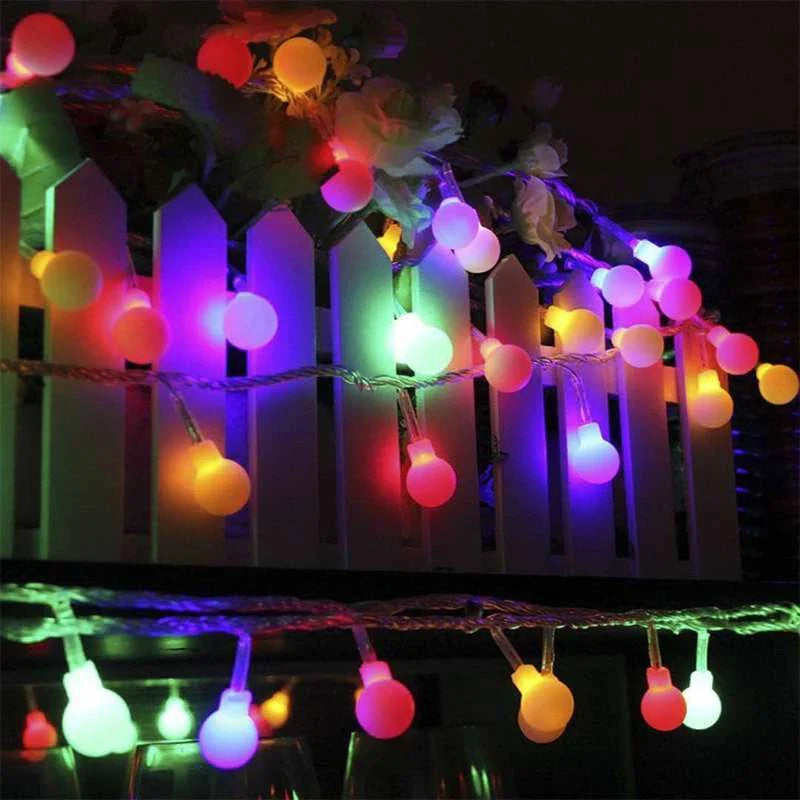 "Bunte, wetterfeste, solarbetriebene LED-Lichterkette für Außenbereich in Regenbogenfarben, umweltfreundlich und dekorativ."