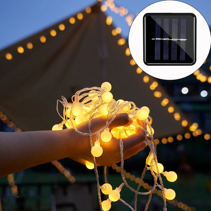 "Bunte, wetterfeste, solarbetriebene LED-Lichterkette für Außenbereich in Regenbogenfarben, umweltfreundlich und dekorativ."