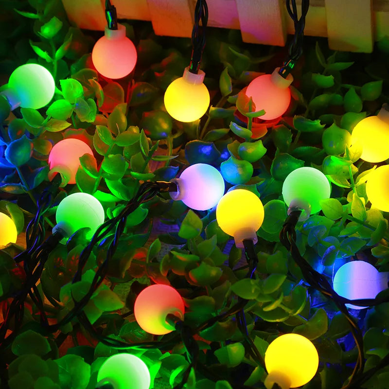 "Bunte, wetterfeste, solarbetriebene LED-Lichterkette für Außenbereich in Regenbogenfarben, umweltfreundlich und dekorativ."
