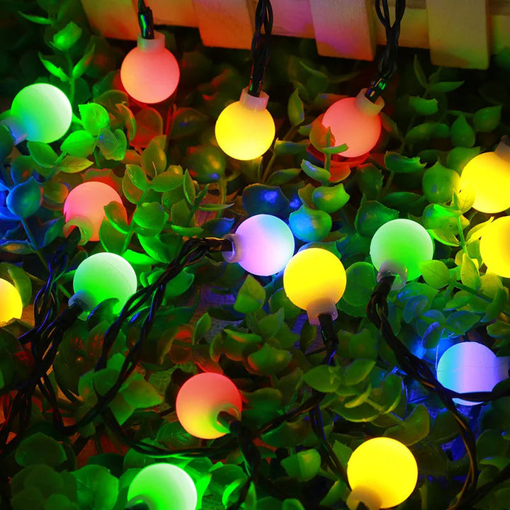 "Bunte, wetterfeste, solarbetriebene LED-Lichterkette für Außenbereich in Regenbogenfarben, umweltfreundlich und dekorativ."