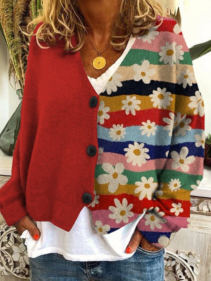 Frau trägt roten Cardigan mit buntem Blumenmuster, V-Ausschnitt, Knöpfen, lässiger Stil.