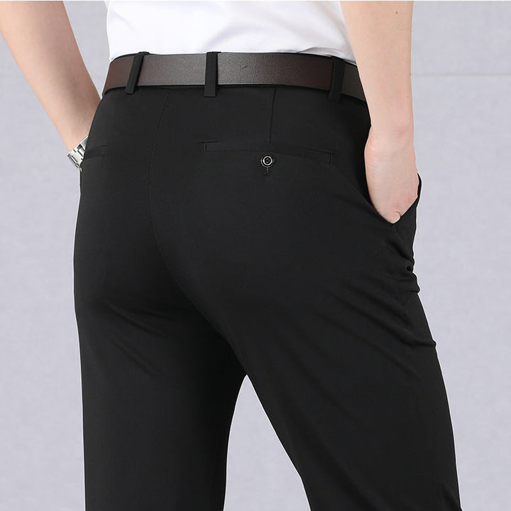 Schwarze Herren-Anzughose, Rückansicht, mit braunem Ledergürtel, eleganter Business-Look.