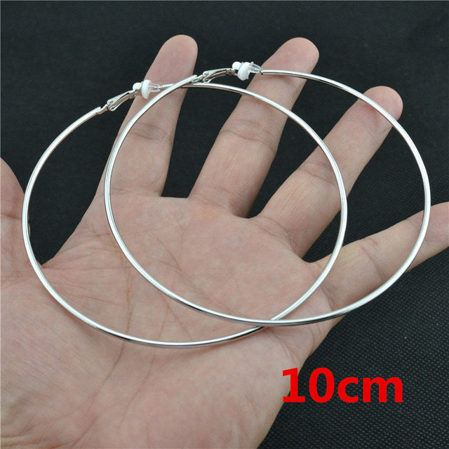 Silberne Clip-Ohrringe ohne Stecker, großer Kreis, modisch, 10 cm, handgehalten.