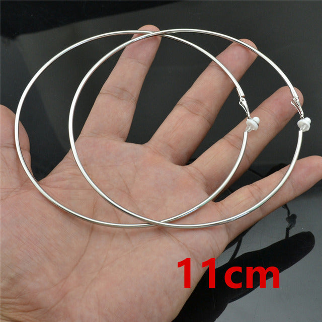 Silberne Creolen, 11 cm, ohne Ohrlöcher, klassisch, trendig, Modeschmuck, Handfläche.
