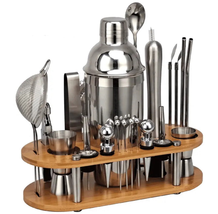 Cocktail-Set aus Edelstahl mit Shaker, Löffel, Sieb und Bambusständer für Barzubehör.