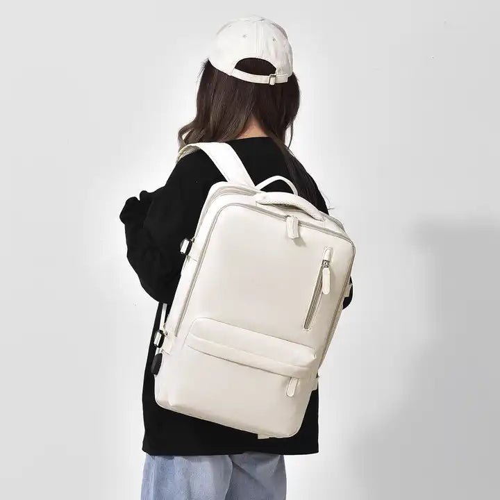 "Cremfarbener geräumiger Reiserucksack, Frauen Accessoire, Vorderansicht, vielseitig mit robustem Design, ideal für Reisen"