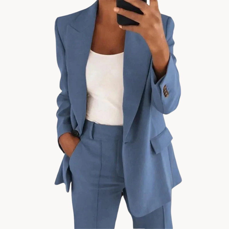 "Damen-Blazer Ailsa in Beige, elegant und vielseitig für Büro und Freizeit, präsentiert an einem Modell."