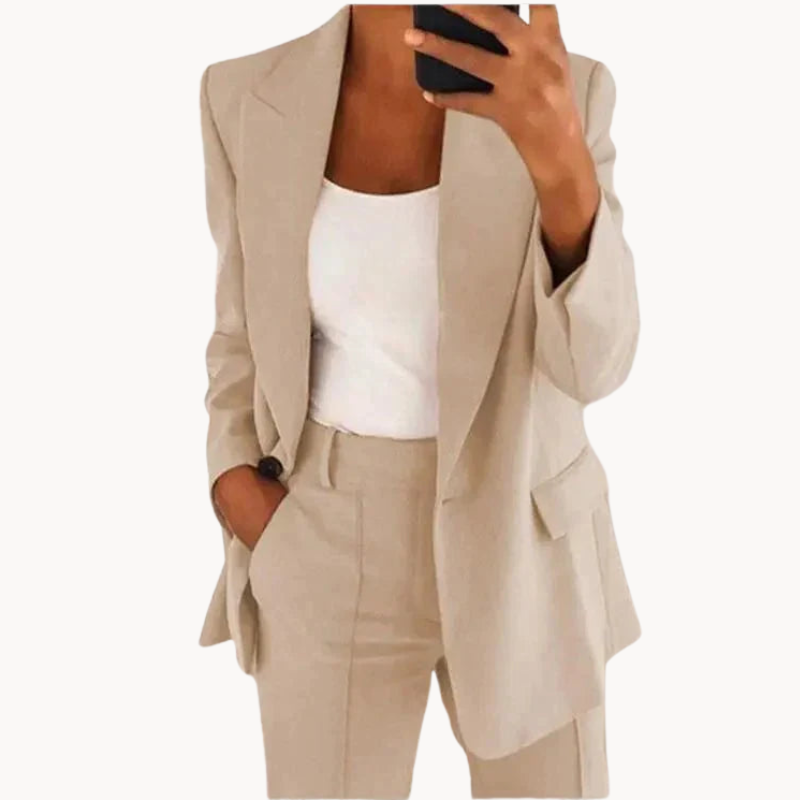 "Damen-Blazer Ailsa in Beige, elegant und vielseitig für Büro und Freizeit, präsentiert an einem Modell."