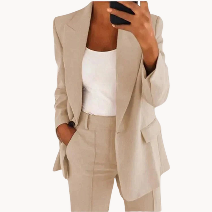 "Damen-Blazer Ailsa in Beige, elegant und vielseitig für Büro und Freizeit, präsentiert an einem Modell."