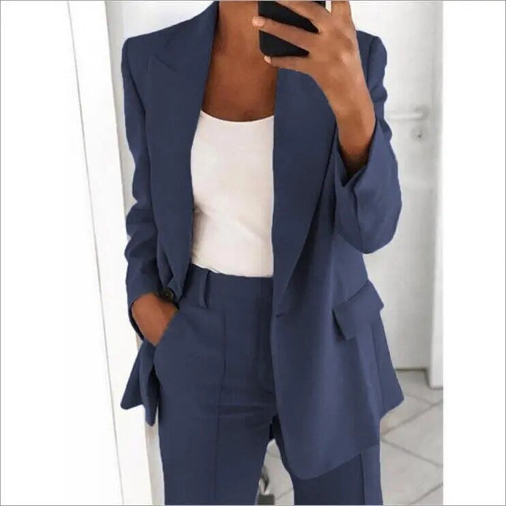 "Damen-Blazer Ailsa in Beige, elegant und vielseitig für Büro und Freizeit, präsentiert an einem Modell."