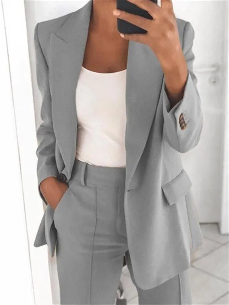 "Damen-Blazer Ailsa in Beige, elegant und vielseitig für Büro und Freizeit, präsentiert an einem Modell."
