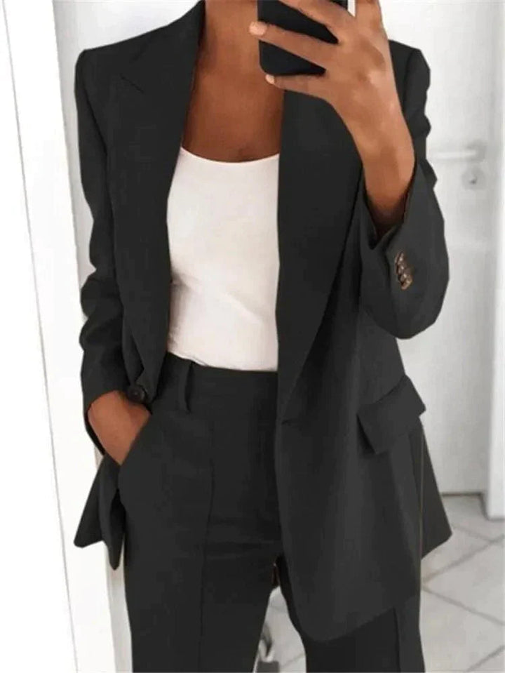 "Damen-Blazer Ailsa in Beige, elegant und vielseitig für Büro und Freizeit, präsentiert an einem Modell."