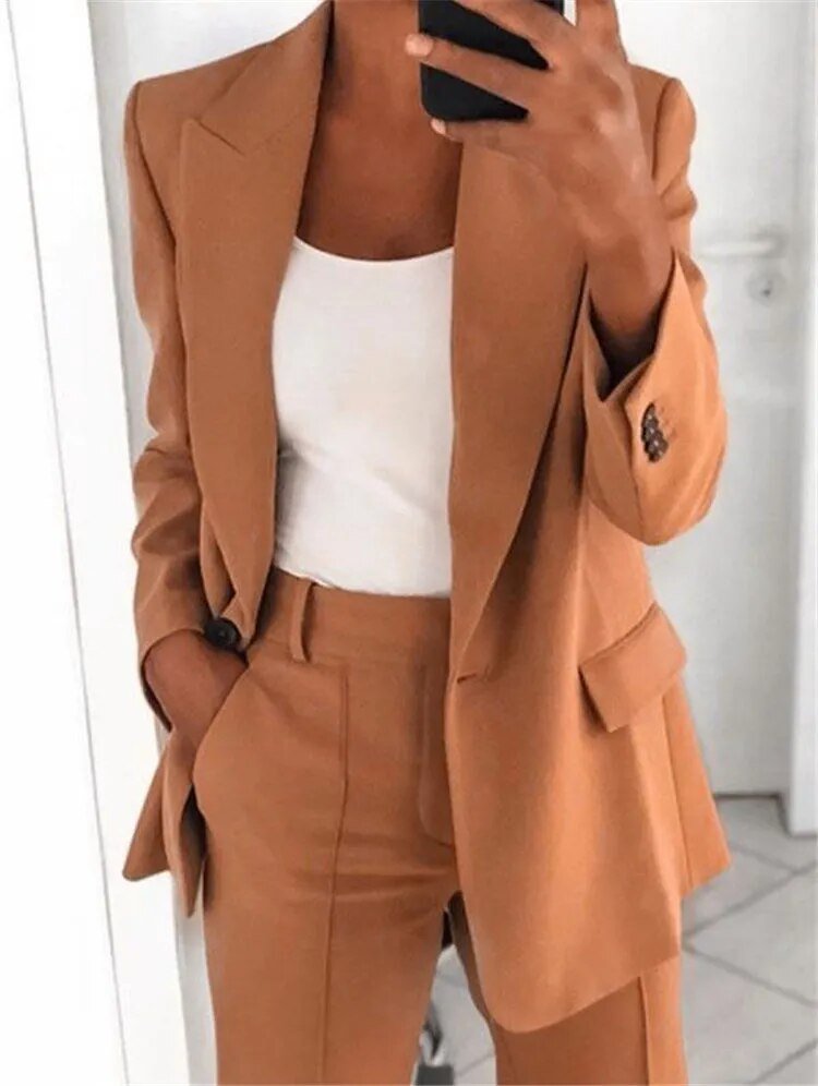 "Damen-Blazer Ailsa in Beige, elegant und vielseitig für Büro und Freizeit, präsentiert an einem Modell."