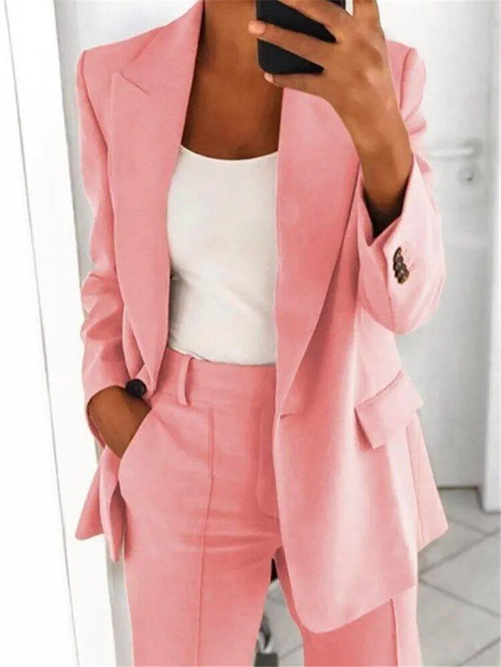 "Damen-Blazer Ailsa in Beige, elegant und vielseitig für Büro und Freizeit, präsentiert an einem Modell."