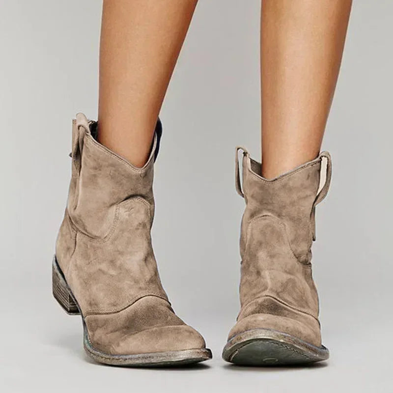 "Damen Lederstiefeletten Western-Stil, braun, mit abgerundetem Absatz und dekorativen Nähten, Vintage-Look."