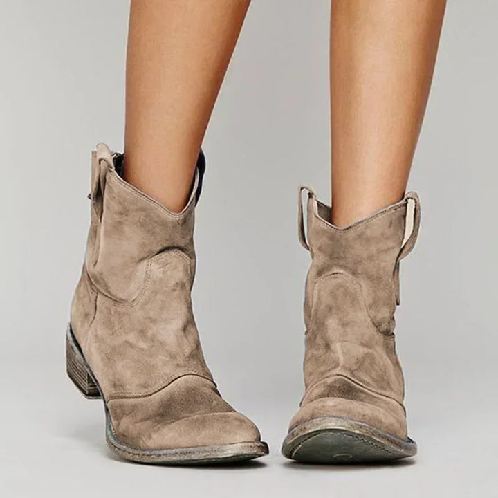 "Damen Lederstiefeletten Western-Stil, braun, mit abgerundetem Absatz und dekorativen Nähten, Vintage-Look."