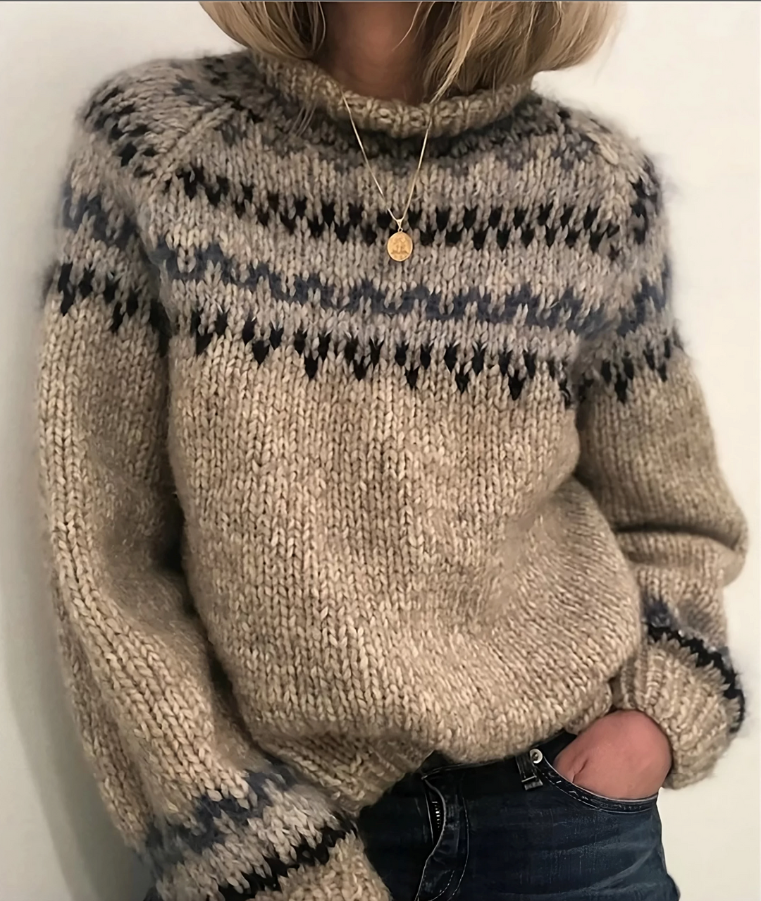 "Damen Rollkragenpullover aus isländischer Wolle, Vorderansicht, kuschelig und elegant, ideal für kalte Tage."